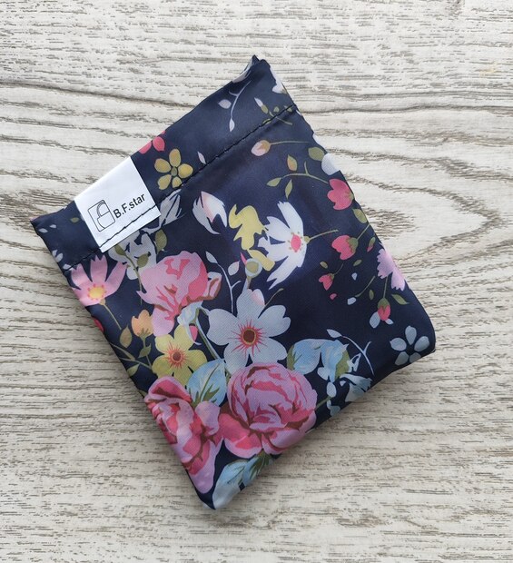 Bolsa Plegable Mediana Flores Fondo Azul